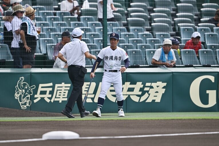 「伊志嶺兄弟」の兄・大吾さん。沖縄尚学の野球部部長として夏初優勝を支えた　©Hideki Sugiyama