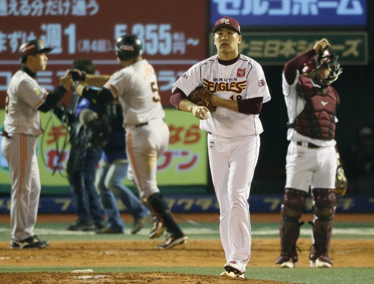 ロペス（奥）に同点ホームランを浴びる田中将大　©︎JIJI PRESS