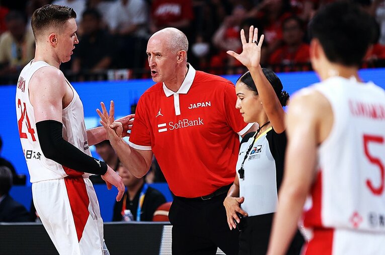 バスケW杯でのホーキンソンとホーバスHC。勝利のために誰もが全力を尽くした ／ photograph by JIJI PRESS