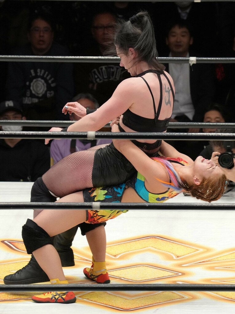タンクをジャーマンスープレックスで投げる山岡聖怜　©Masashi Hara