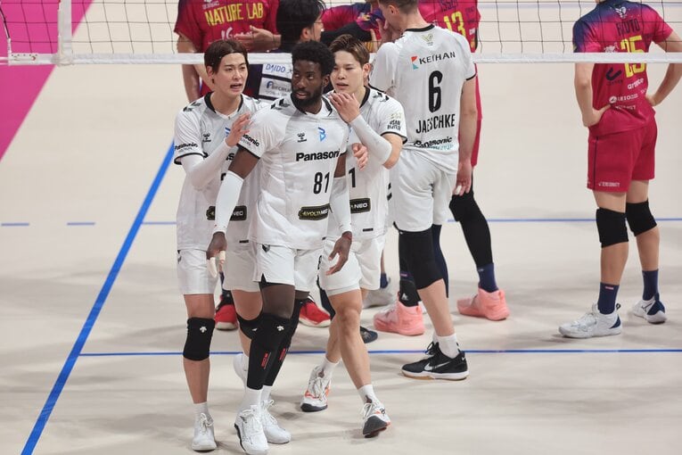 怒り狂うロペスをチームメイトがなだめる　©︎SV.LEAGUE