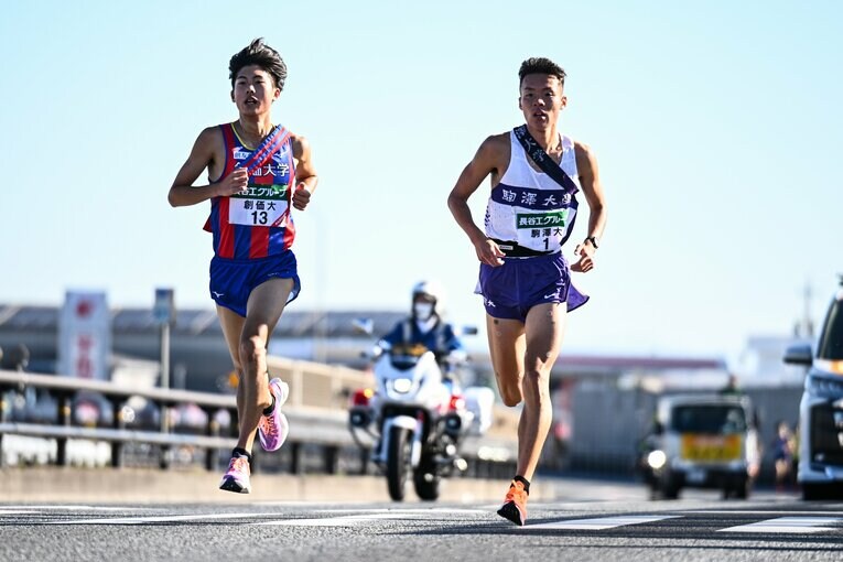 2区の創価大・葛西潤は駒澤大のスーパールーキー佐藤圭汰に1秒差で競り勝ち、区間賞に ©Nanae Suzuki