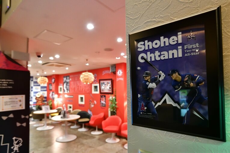 純正の写真フレームなども飾られている　©Takashi Shimizu