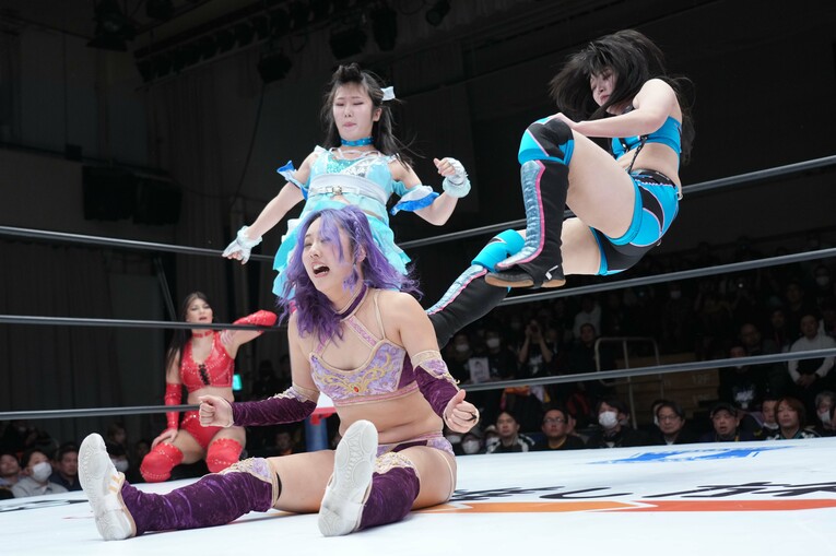 姫ゆりあにドロップキックを放つ玖麗さやかとさくらあや　©Essei Hara