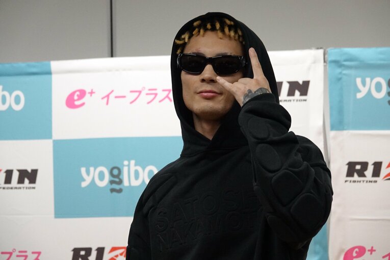 試合後、ほぼ無傷で会見に出席した篠塚　©Koji Fuse