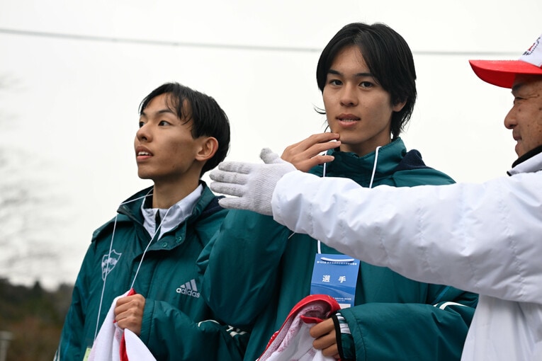 往路ゴールで若林宏樹（3年）を待つ、青学大・黒田朝日（2年）と太田蒼生（3年）