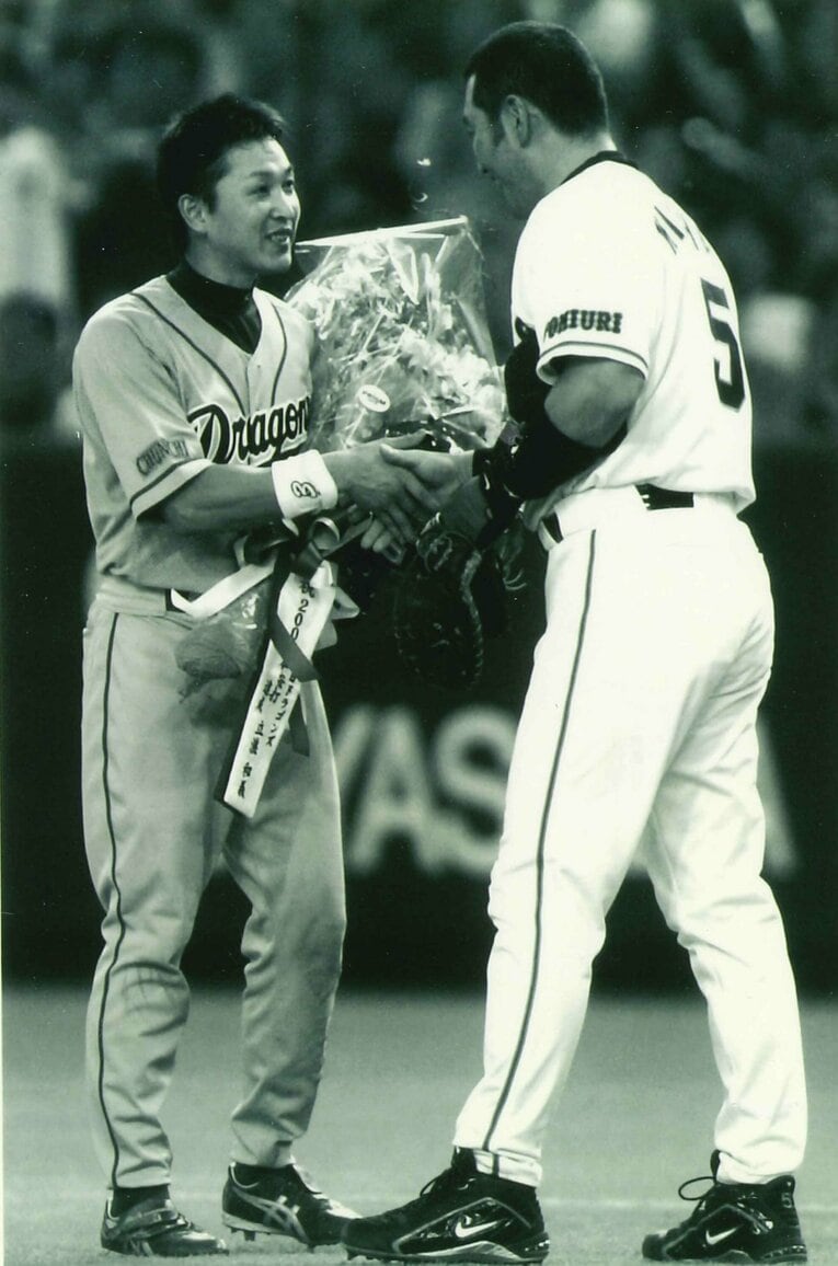 通算2000本安打を達成し、PL高校の先輩・清原和博（巨人）から花束を贈られる立浪（2003年撮影）　©BUNGEISHUNJU