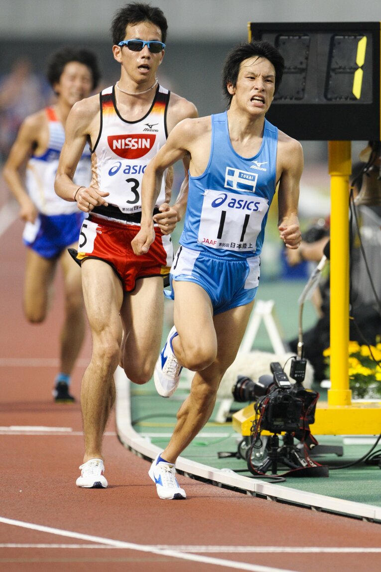 2011年の日本選手権男子10000m決勝で、優勝した佐藤悠基（左）の前を走る村澤明伸　©Asami Enomoto