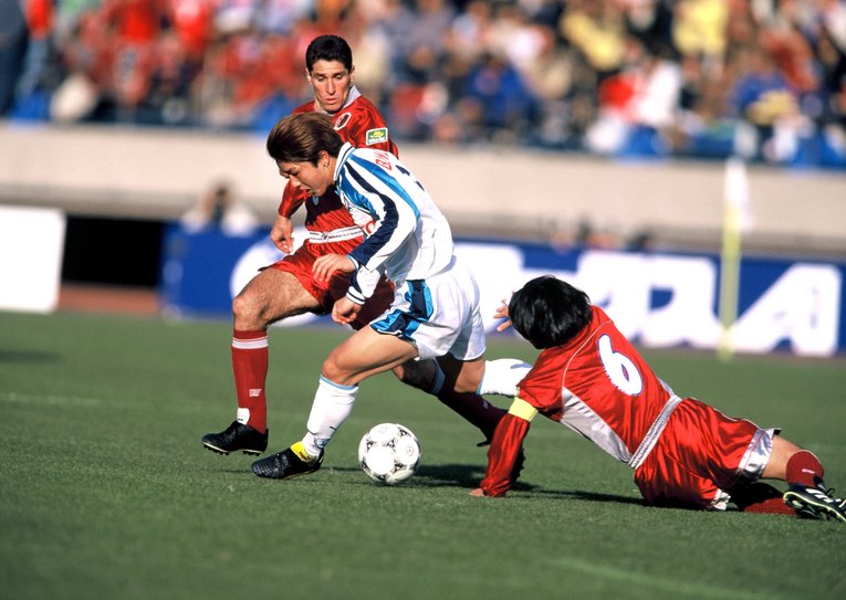 横浜フリューゲルスの三浦淳宏と競り合う本田　©︎Koji Asakura