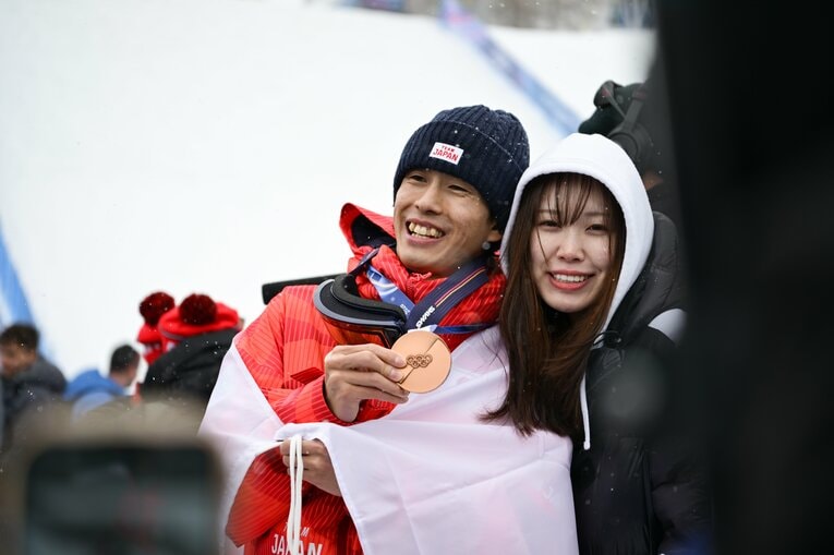 元モーグル選手の輝紗良夫人とメダルを喜び合う堀島　©Nanae Suzuki/JMPA