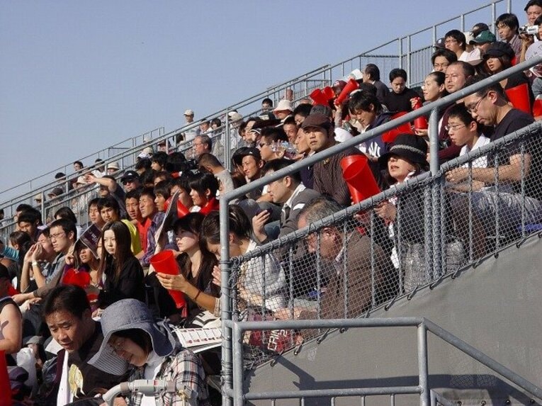 満員のスタンド。王者・法政大へのアップセットを予感させるほど当時の一橋大の評価は高かった／取材対象者提供