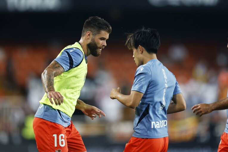 「僕はどうなるか分からないんですけど」久保建英がスペイン強豪“移籍の噂”にポツリ「街中は酷暑45度」開幕戦ゴール後に見え隠れした気持ち(8)