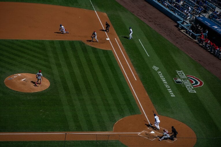 【現地開幕戦】大谷さん、第1打席でいきなり打ったが…（連続写真／1枚目）　©Nanae Suzuki