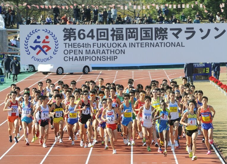 2010年の福岡国際マラソンには川内優輝らとともに出場（左端のENEOSユニフォームが新妻）　©JIJI PRESS