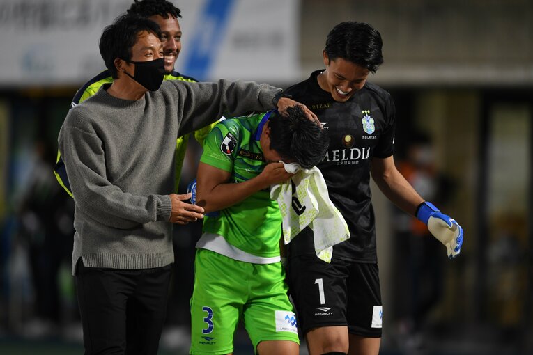 横浜FC戦後、号泣する湘南の石原広教