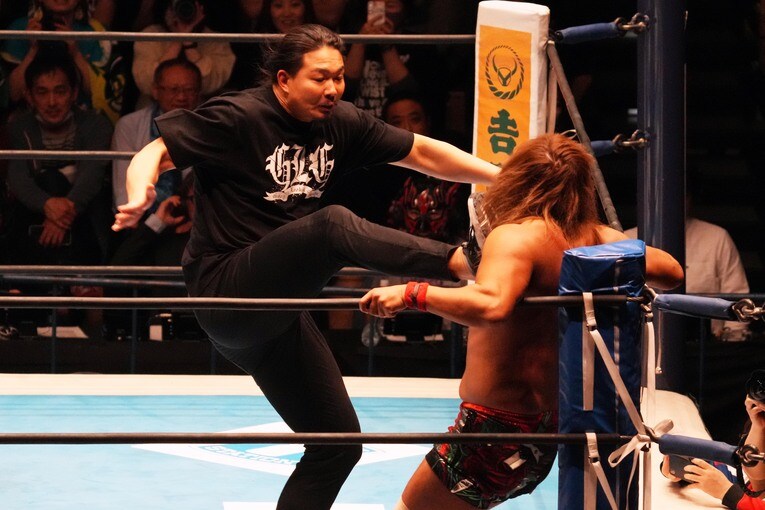 内藤哲也の顔面にキックを叩き込む　©Essei Hara