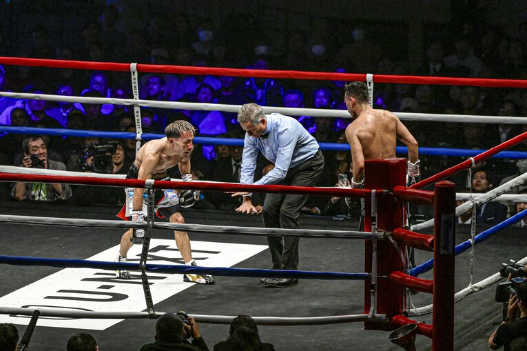 堤聖也vs.ノニト・ドネア。12月17日、両国国技館　©Takuya Sugiyama