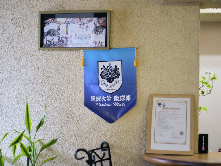 三笘が筑波大時代に通ったカフェ「プリムローズ」の内観 ©︎Yuki Suenaga