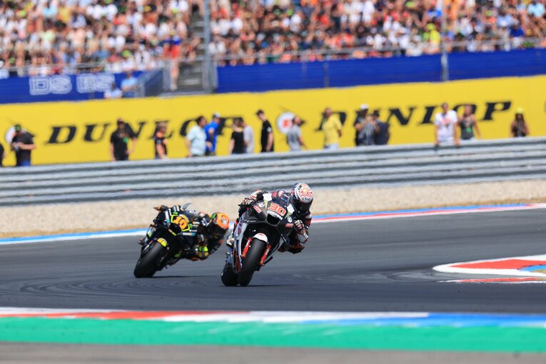 オランダGPでルカ・マリーニを従えて走る中上　©Satoshi Endo