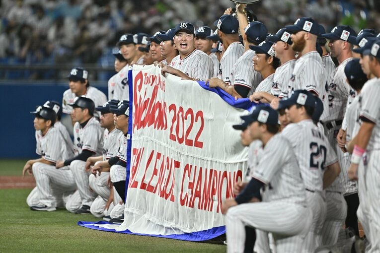 セ・リーグ制覇のフラッグを手に嬉しそうな村上　©Hideki Sugiyama
