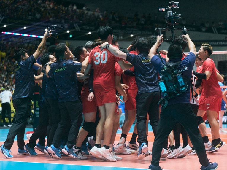 昨秋の五輪予選・スロベニア戦、出場権を勝ち取った瞬間。岸さん（一番左）も懸命にカメラを回している　©︎Yuki Suenaga