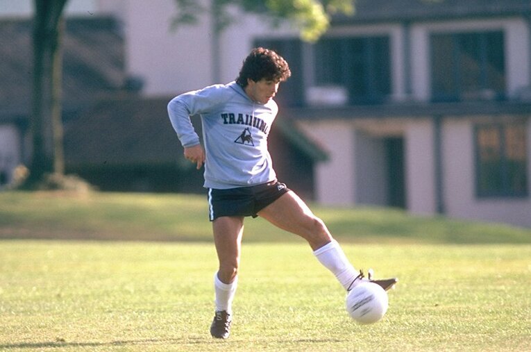 いわゆる“破天荒型”のフットボーラーは今後数少なくなるだろう。文字通り自由奔放なマラドーナは魅力的だった ／ photograph by Getty Images