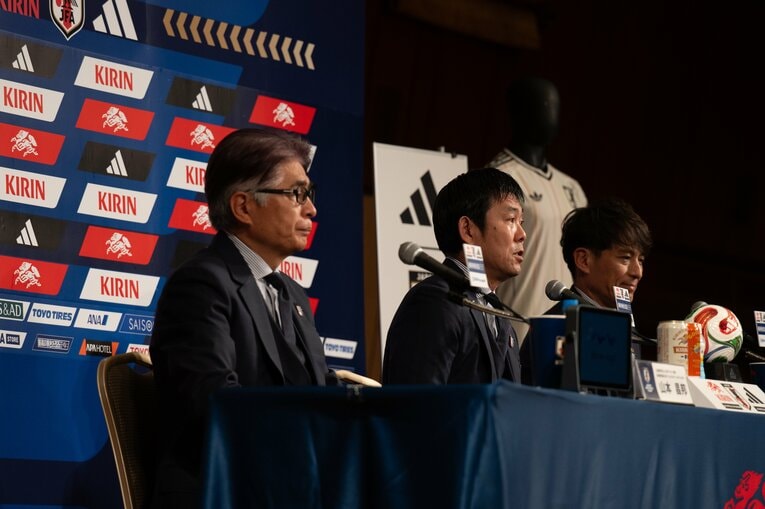 W杯メンバー発表会見、鈴木唯人はスマホのYouTubeで見ていたそうで……　©Tadashi Hosoda