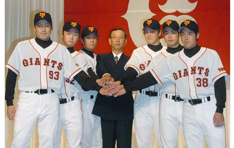 2004年12月に行われた巨人新入団発表。堀内恒夫監督（中央）と健闘を誓う（左から）、東野峻、木村正太、三木均、野間口貴彦、亀井善行（義行）、星孝典。亀井は4巡目での指名、この年の1位指名は野間口だった　©KYODO