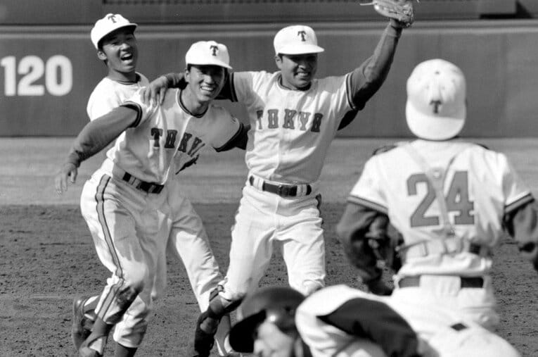 1981年春季の「赤門旋風」。伝説の東大野球部チームが4月11日、“優勝候補”法政大を破った。エース大山雄司を中心に歓喜のナイン ／ photograph by Sports Nippon