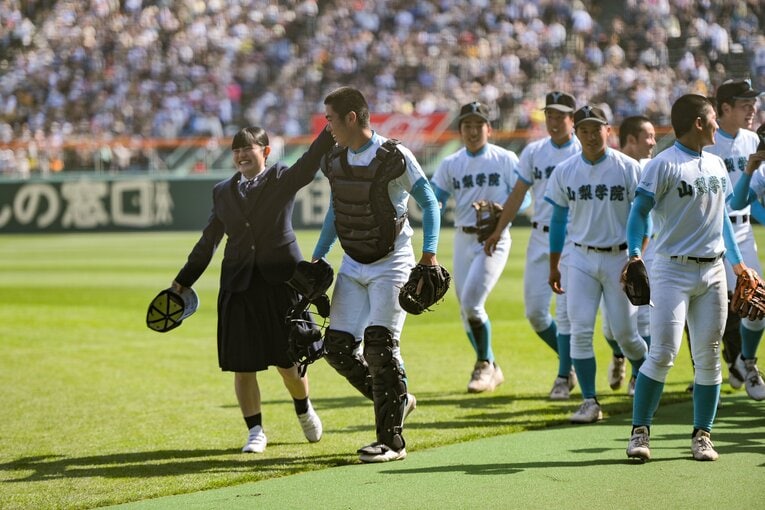 センバツでは夏春連覇を目指した仙台育英ではなく山梨学院が県勢初の甲子園V。優勝後は女子マネージャーが頭ポンポン　©Nanae Suzuki