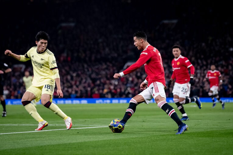 21－22シーズンの冨安vsC・ロナウド　©Getty Images