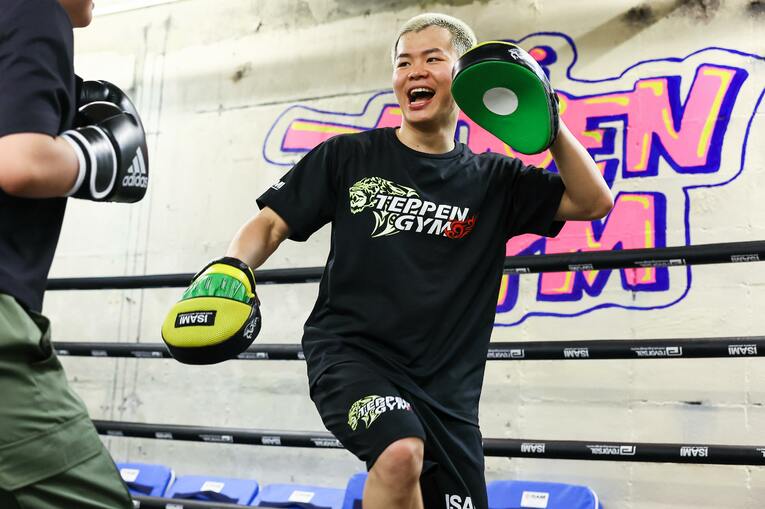 笑顔でミットを持つ那須川天心　©Susumu Nagao