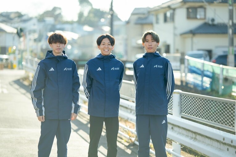 左から山平、神野監督、同じく新卒の中川雄太　©Ichisei Hiramatsu