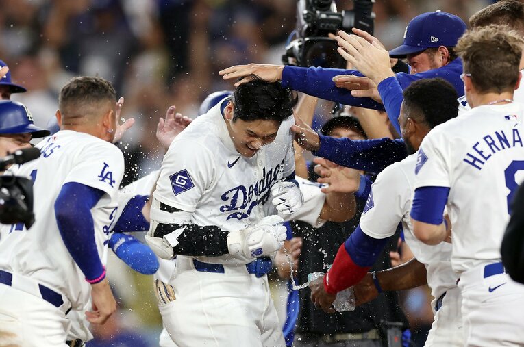 サヨナラ満塁HRで40-40を達成して祝福される。大谷の望みはワールドシリーズでこんな場面を再現することか ／ photograph by Katelyn Mulcahy/Getty Images
