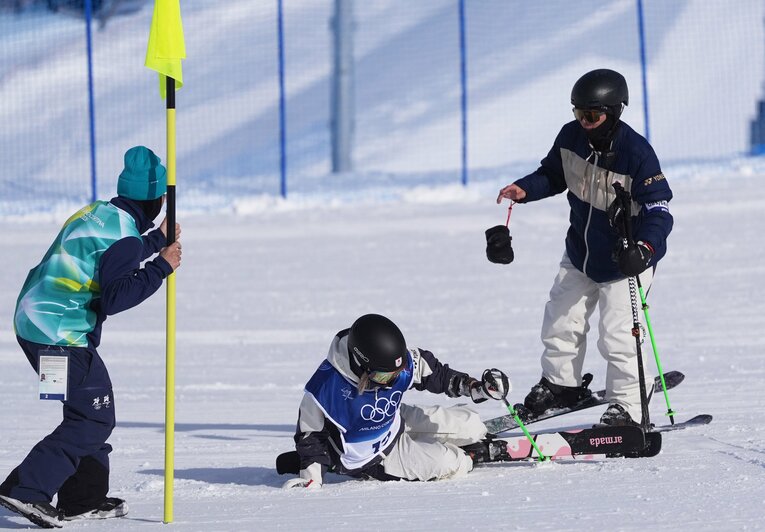 （連続写真）5日の公式練習で転倒した近藤心音。その後担架で運ばれる事態に【スワイプするとそのほかの現地写真もご覧になれます】　©AFLO