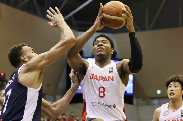 7月18日のフランス戦で攻め込む八村塁。五輪本番でもいかに八村を生かすプレーが出来るに注目だ ／ photograph by JIJI PRESS