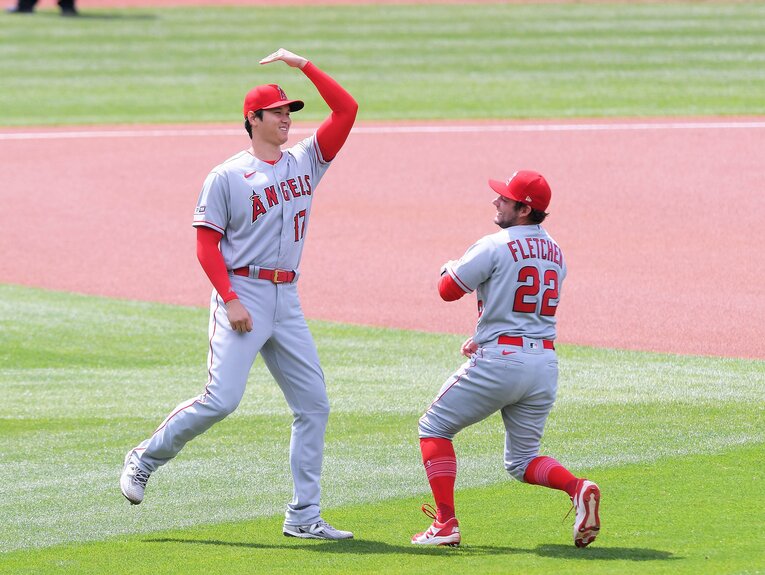 仲良しのフレッチャーとふざける大谷さん（2枚目／2枚）　©JIJI PRESS