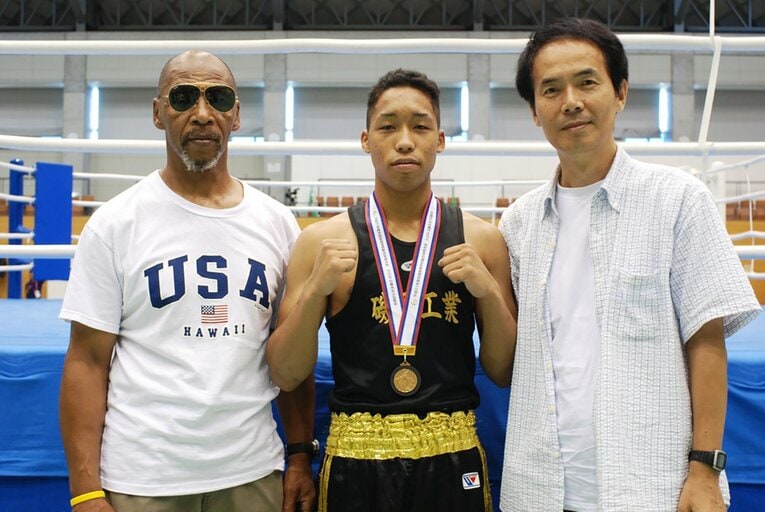 2009年、高校三冠を達成した内藤律樹。父カシアス内藤、観戦に訪れた沢木耕太郎氏と　©Kokou Sekine