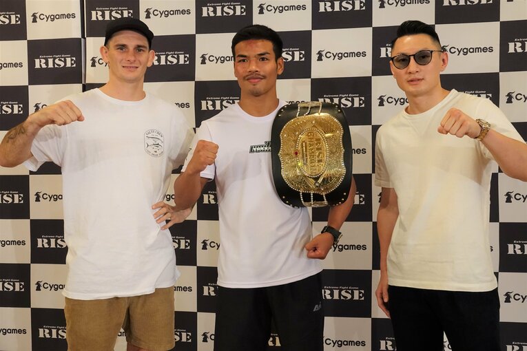 一夜明け会見でのチャド・コリンズ、ペットパノムルン、山田洸誓　©Koji Fuse