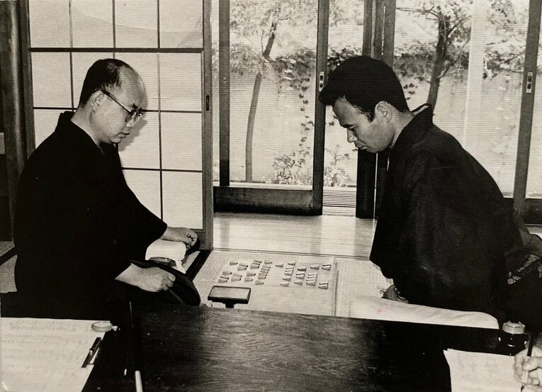 ある棋戦での大山（左）－山田の対局光景　©Noboru Tamaru