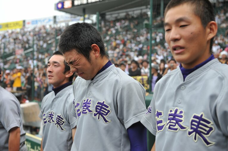 2009年甲子園。涙する菊池雄星　©BUNGEISHUNJU