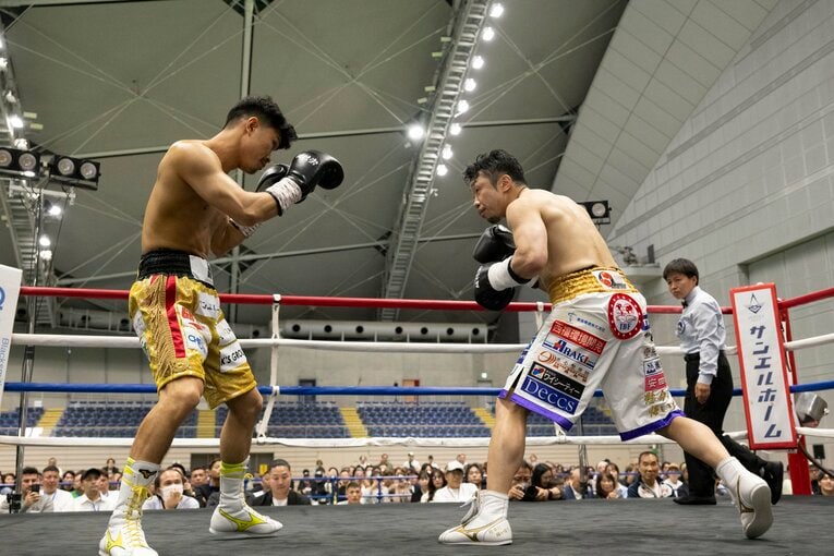 引退興行で八重樫東と激しく打ち合う木村翔　©Tadashi Hosoda