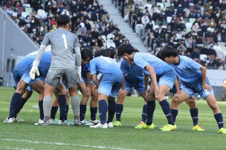 初の決勝戦を前に気合を入れる近江高校　©︎Takahito Ando