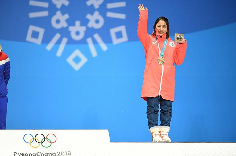 銅メダルセレモニーで笑顔を見せる高梨 ／ photograph by Asami Enomoto/JMPA