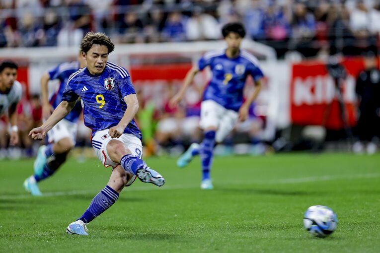 落ち着いてPKを沈めた上田綺世。念願の日本代表初ゴールとなった　©Kiichi Matsumoto