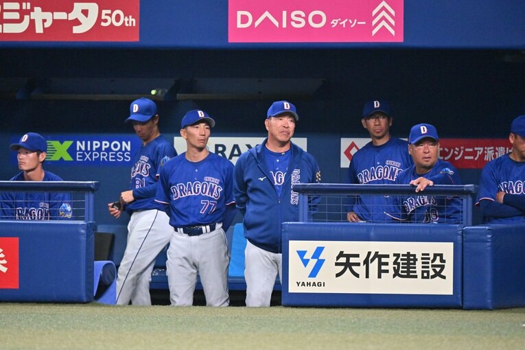 井上監督（中央）も興奮を抑えられなかった!?　©Hideki Sugiyama