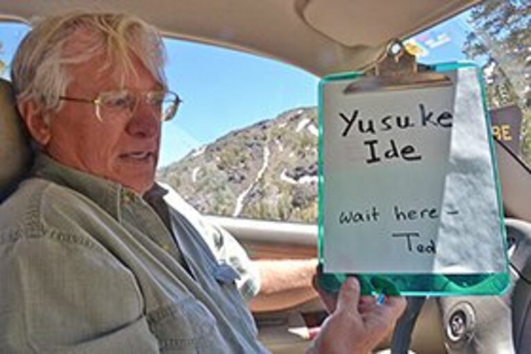 灰色のカローラで迎えにきてくれたTed。 