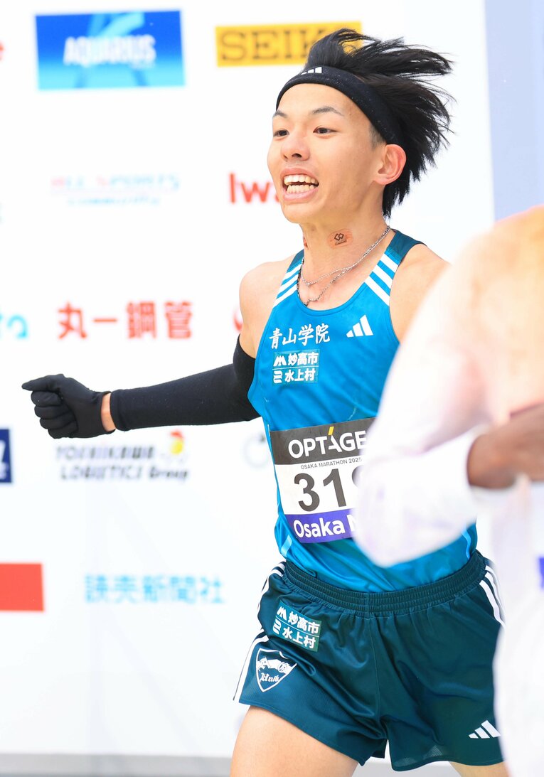 青学大の先輩でもある若林が別大で出した記録を2秒更新。ガッツポーズでゴールに飛び込む黒田　©︎JIJI PRESS