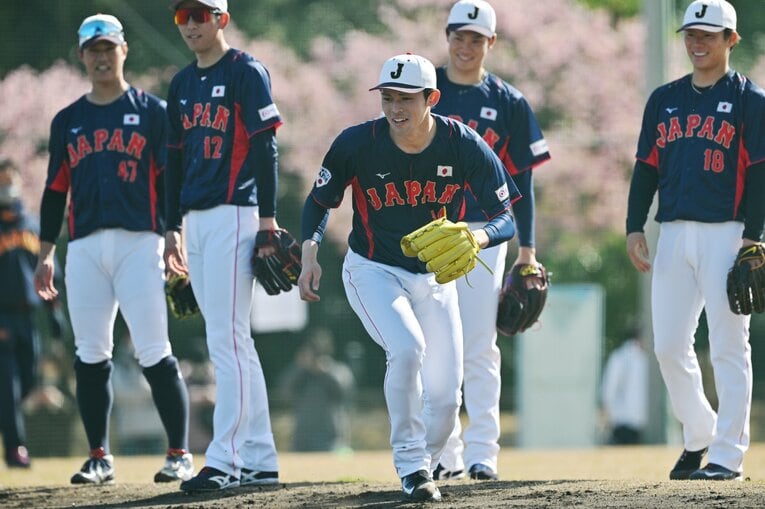 山本由伸らが見守る中で練習する佐々木朗希　©︎Hideki Sugiyama