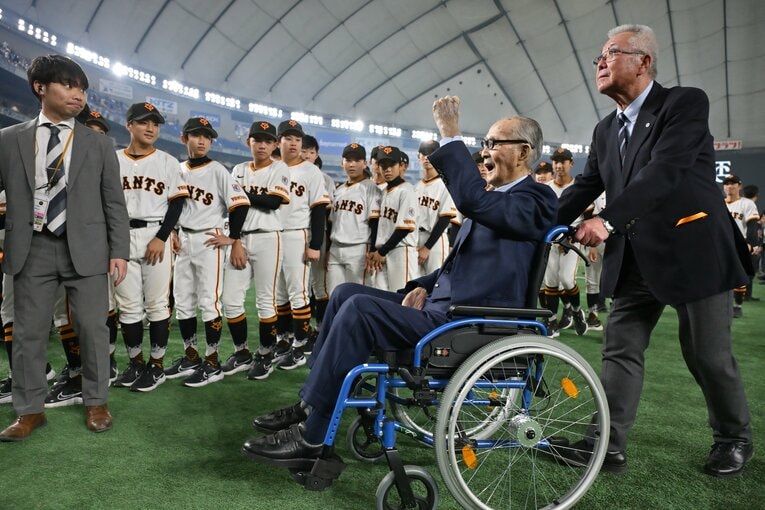 力強く左手を掲げる　©Hideki Sugiyama